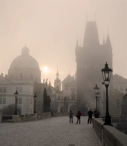Praga - Ponte Charles no nevoeiro da manhã — Fotografia de Stock