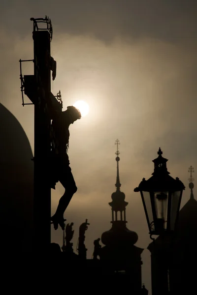 Cruz de Praga en el puente de Charles al amanecer - silueta — Foto de Stock