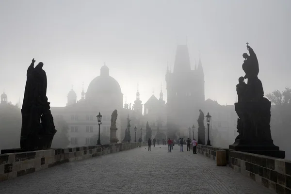 Prague - Charles bridge in morning fog — Stock Photo, Image