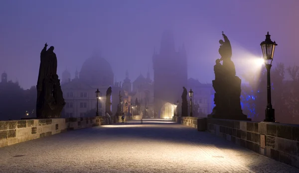 Praga - Puente de Carlos en la niebla matutina —  Fotos de Stock