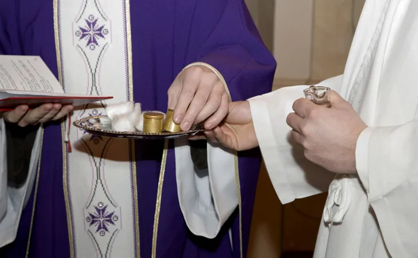 Las manos del sacerdote a la bendición del óleo - por la liturgia católica — Foto de Stock