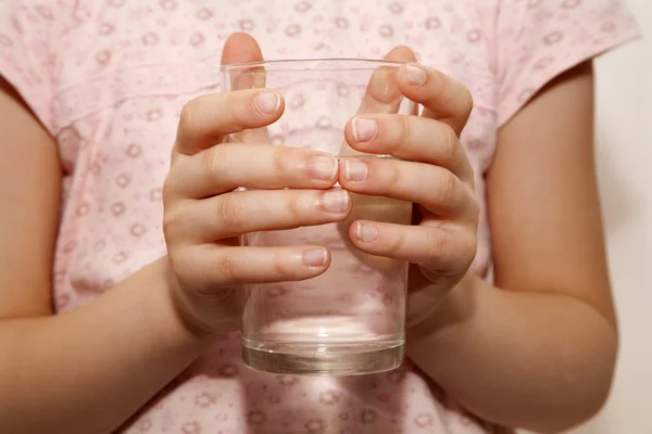 작은 소녀와 물 유리의 손 — 스톡 사진
