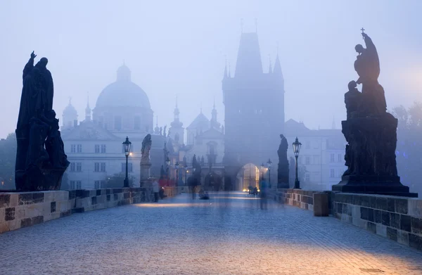 Praga Ponte Carlo nella nebbia mattutina — Foto Stock