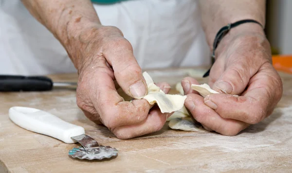 Grootmoeder handen bij het bakken — Stockfoto