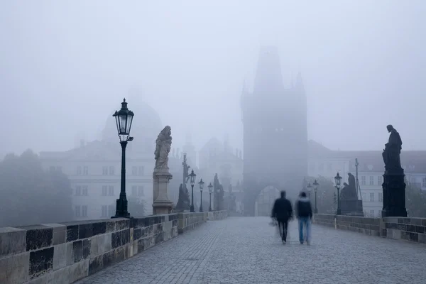 Praga - Ponte Charles no nevoeiro da manhã — Fotografia de Stock