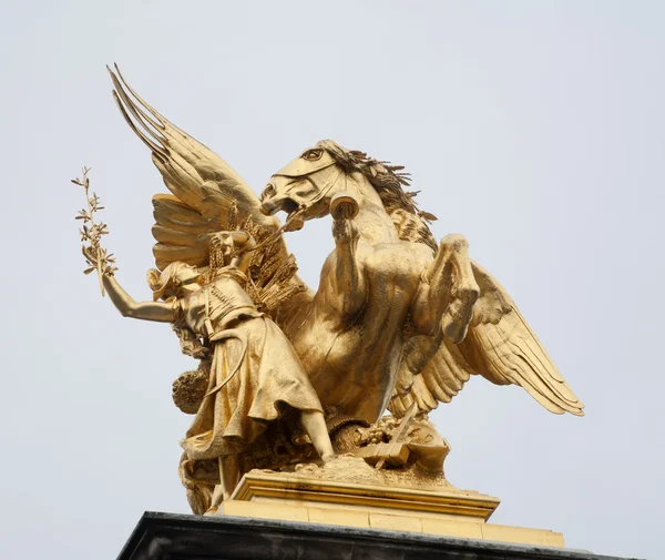 Paris - alexandre III Köprüsü'nden altın heykeli — Stok fotoğraf