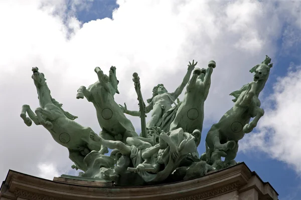 París - estatua del Grand Palais - L 'Inmortalite devancant le Temps por Georges Recipon —  Fotos de Stock