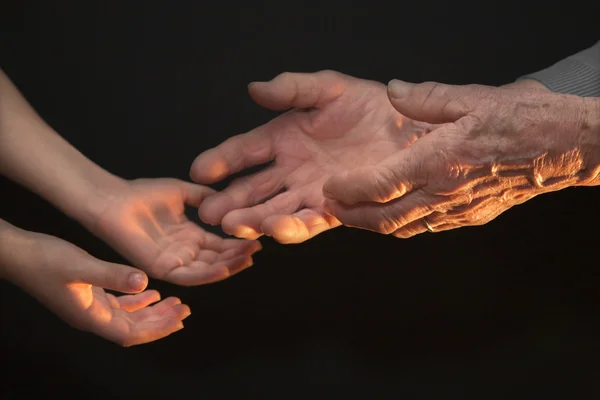 Руки бабусі і онука — стокове фото