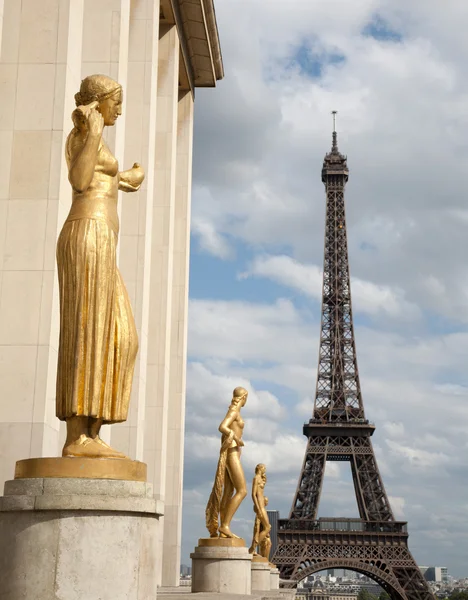 París - estatuas de Trocadera y Torre Eiffel — Foto de Stock