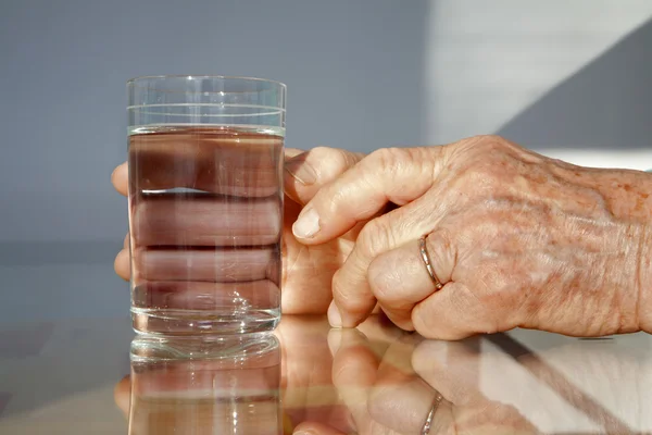 Yaşlı kadın ve su — Stok fotoğraf