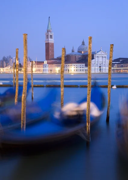 Венеция - гондолы и церковь Сан Джорджо ди Маджоре — стоковое фото