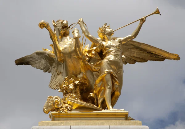 巴黎-从亚历山大三世桥黄金雕像 — 图库照片