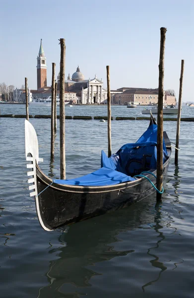 Venetië - gondola en san giorgio maggiore kerk — Stockfoto
