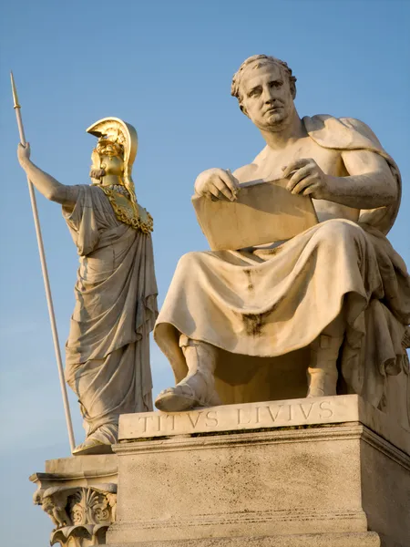 Vienne Statue de Titus livius et fontaine d'Athéna — Photo