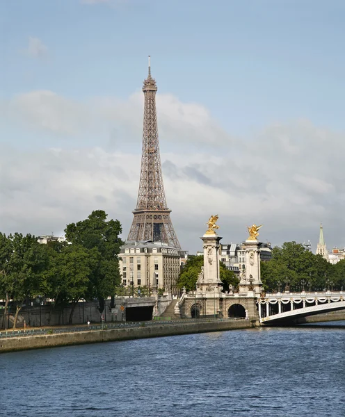 París - Torre Eiffel y puente Alexandre III — Foto de Stock