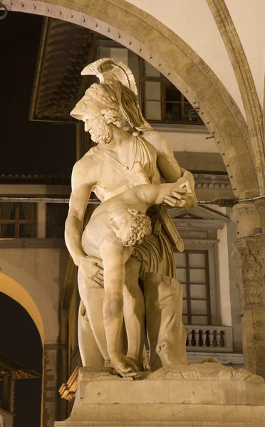佛罗伦萨-墨涅拉奥斯支持普特洛克勒斯，凉廊中世纪的身体-夜 — 图库照片