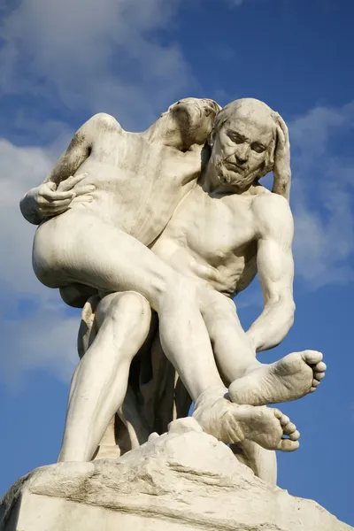 Paris - statyn av den barmhärtige samariten av Francois-Leon Sicard - Tuilerierna — Stockfoto