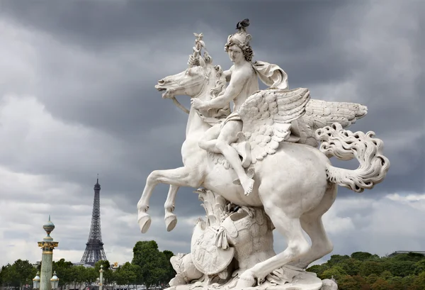 Paris - statue from entry of Tuileries garden and strom clouds — Stock Photo, Image