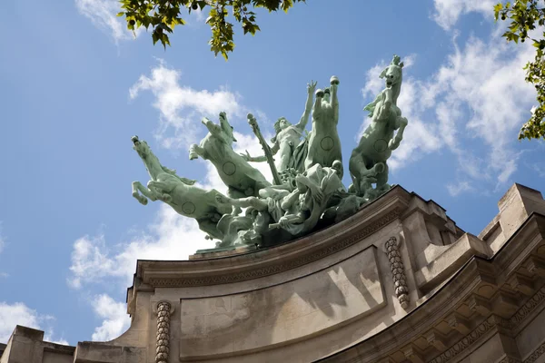 巴黎 — — 从大皇宫雕像-l' immortalite devancant le 临时工由乔治 · 雷西蓬 — 图库照片