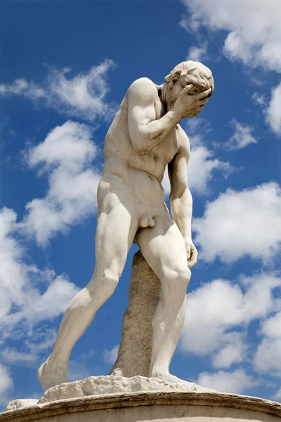 Париж - Статуя Каина Анри Видаля из сада Тюильри — стоковое фото