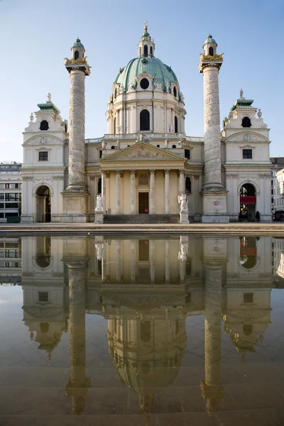 Bécs - Charles Boromeo barokk templommal, reggeli fényben — Stock Fotó