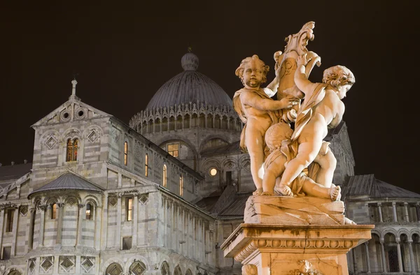 Pisa - szobor a szögek és a Dóm éjjel - mezeje — Stock Fotó