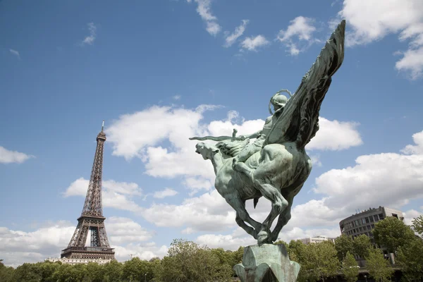 パリ - エッフェル塔とホルガー ・ Wendekinch によるジャンヌ ・ ダルクの像 — ストック写真