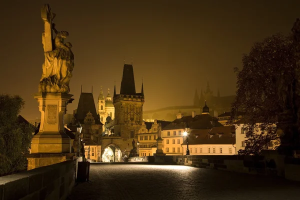 Praga - spojrzenie od mostu Karola, w nocy — Zdjęcie stockowe