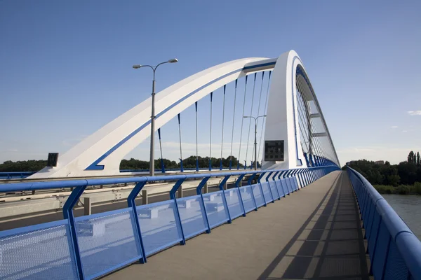 ブラチスラヴァ - 近代的なアポロ橋 — ストック写真