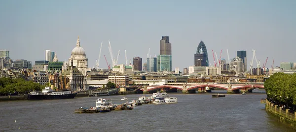 Londen - thames en wolkenkrabber en kathedraal — Stockfoto