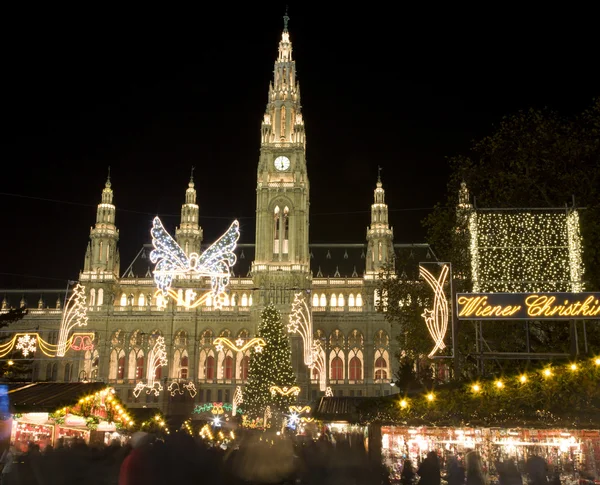 Wenen - Kerstmarkt voor het stadhuis — Stockfoto