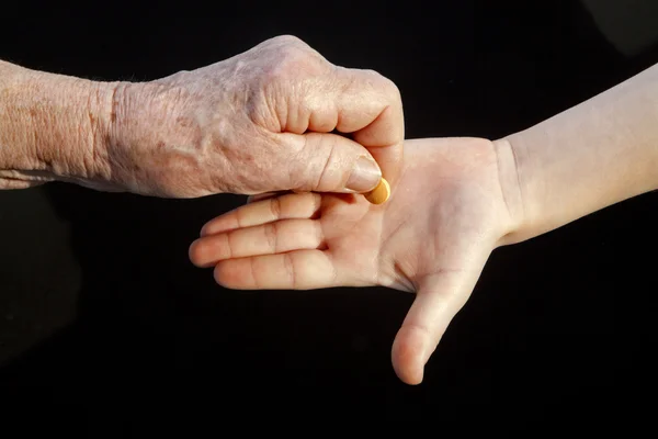 Mão de avó e neto com uma pílula — Fotografia de Stock