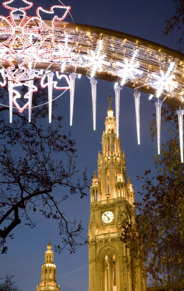 Wiedeń - wieża-ratusz i Bożego Narodzenia ozdoba — Zdjęcie stockowe