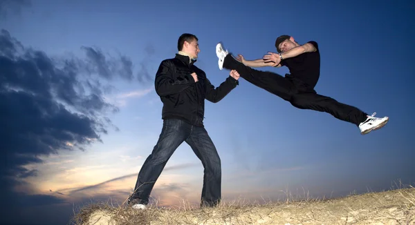 Karate opleiding in zonsondergang — Stockfoto
