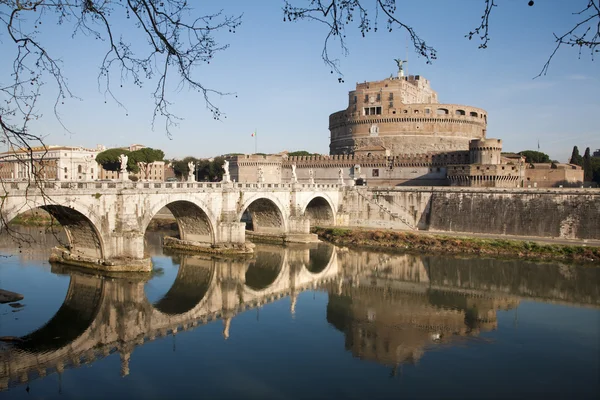 Roma - Puente de los Ángeles y castillo por la mañana — Foto de Stock