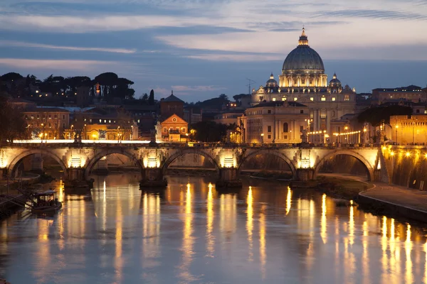 Roma - Puente de los Ángeles y Basílica de San Pedro por la noche —  Fotos de Stock