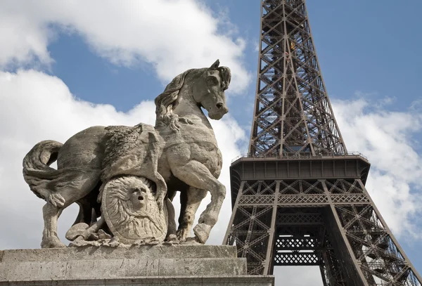 パリのエッフェル タワーの馬の彫刻 — ストック写真