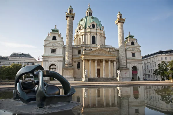 Viena - Charles Boromeo iglesia barroca en la luz del atardecer —  Fotos de Stock