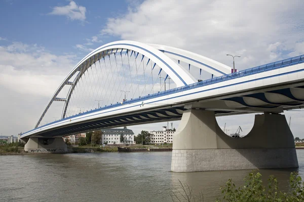 Bratislava - moderno puente Apolo —  Fotos de Stock