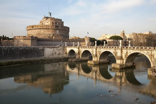 Roma - Puente de los Ángeles y castillo por la mañana — Foto de Stock