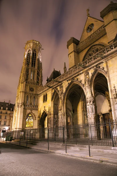 París - Saint Germain-l 'Auxerrois iglesia gótica en la noche —  Fotos de Stock