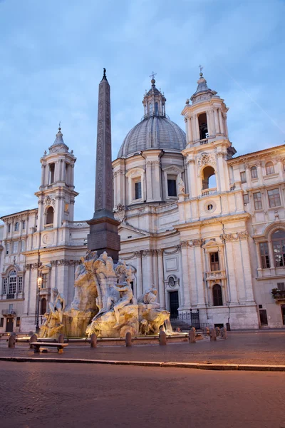 Rzymie - piazza navona w rano i fontana dei fiumi przez berniny i Egipcjanie Obelisku i santa agnese w kościele agone — Zdjęcie stockowe