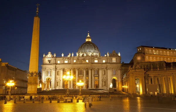 Basílica de San Pedro de Roma y columnata con el obelisco en la noche — Foto de Stock