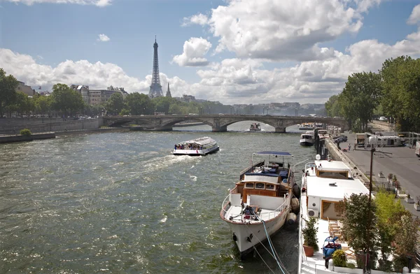 Parijs - Eiffeltoren en schepen op seine — Stockfoto