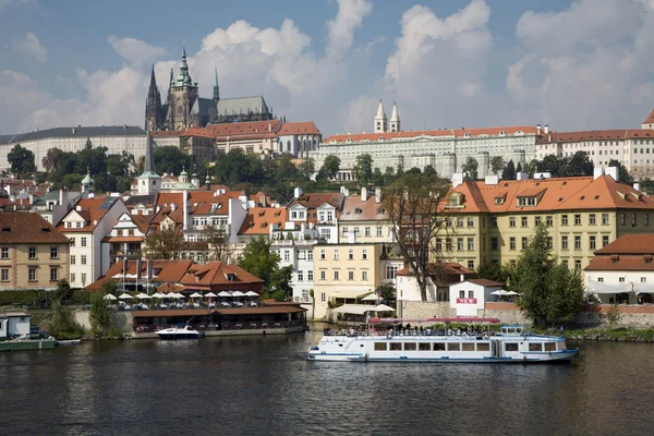 Prag - Vitus-katedralen och slottet — Stockfoto