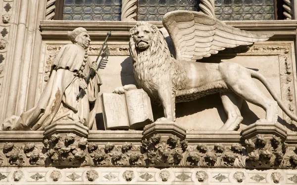 Venetië - Leeuw van st. marc de evengelist vanaf portal van st. mark basiliek — Stockfoto
