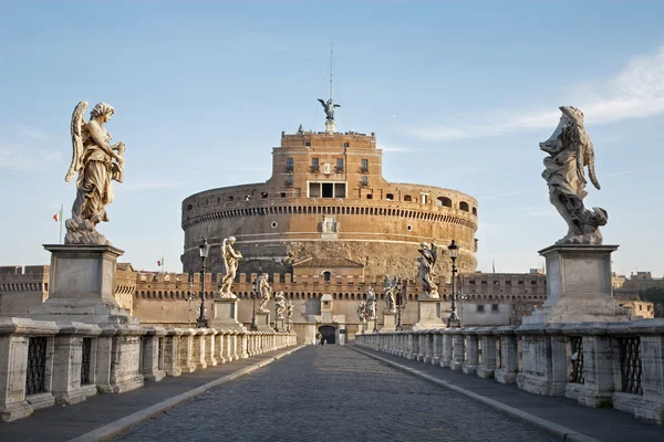 Rzym - zamek aniołów i most w rano — Zdjęcie stockowe