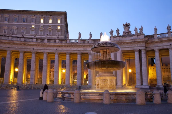 Rome St. Peter s базиліка і колонадою з фонтаном, Carlo Мадерно 1612 у вечорі — стокове фото