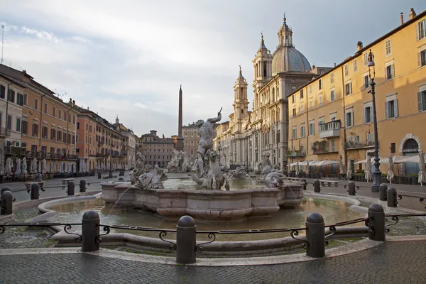 Roma - Piazza Navona de manhã e Fonte de Netuno (1574) criada por Giacomo della Porta e Santa Agnese na igreja Agone — Fotografia de Stock
