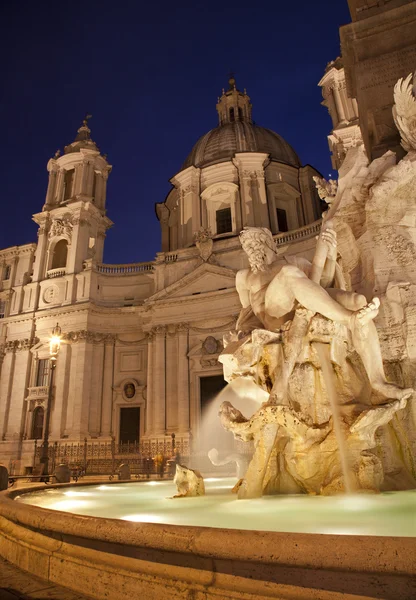 Roma - Piazza Navona de manhã e Fontana dei Fiumi de Bernini e do obelisco e Santa Agnese na igreja Agone — Fotografia de Stock